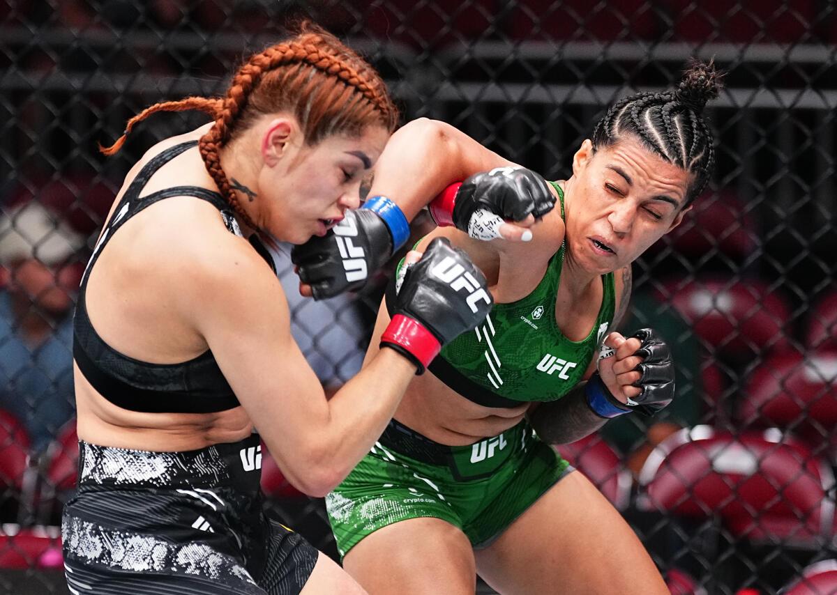 Puja Tomar của Ấn Độ đấm Rayanne dos Santos của Brazil trong trận đấu hạng cân trong sự kiện UFC Fight Night tại KFC YUM! Center vào ngày 08 tháng 6 năm 2024 tại Louisville, Kentucky.